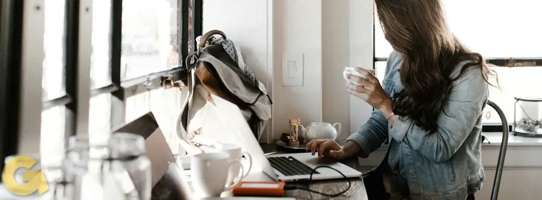 mujer tomando cafe