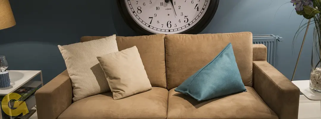 Sillón cómodo con reloj de fondo