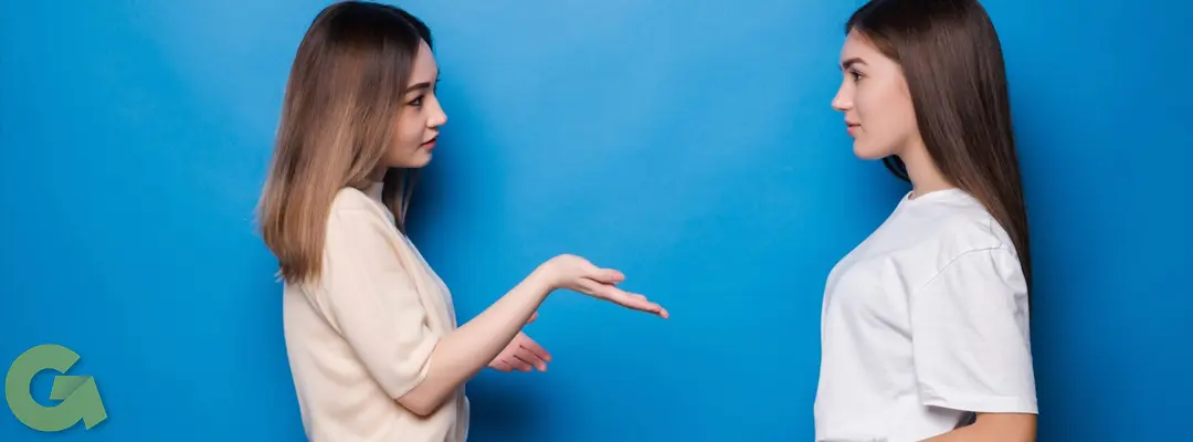 mujeres hablando